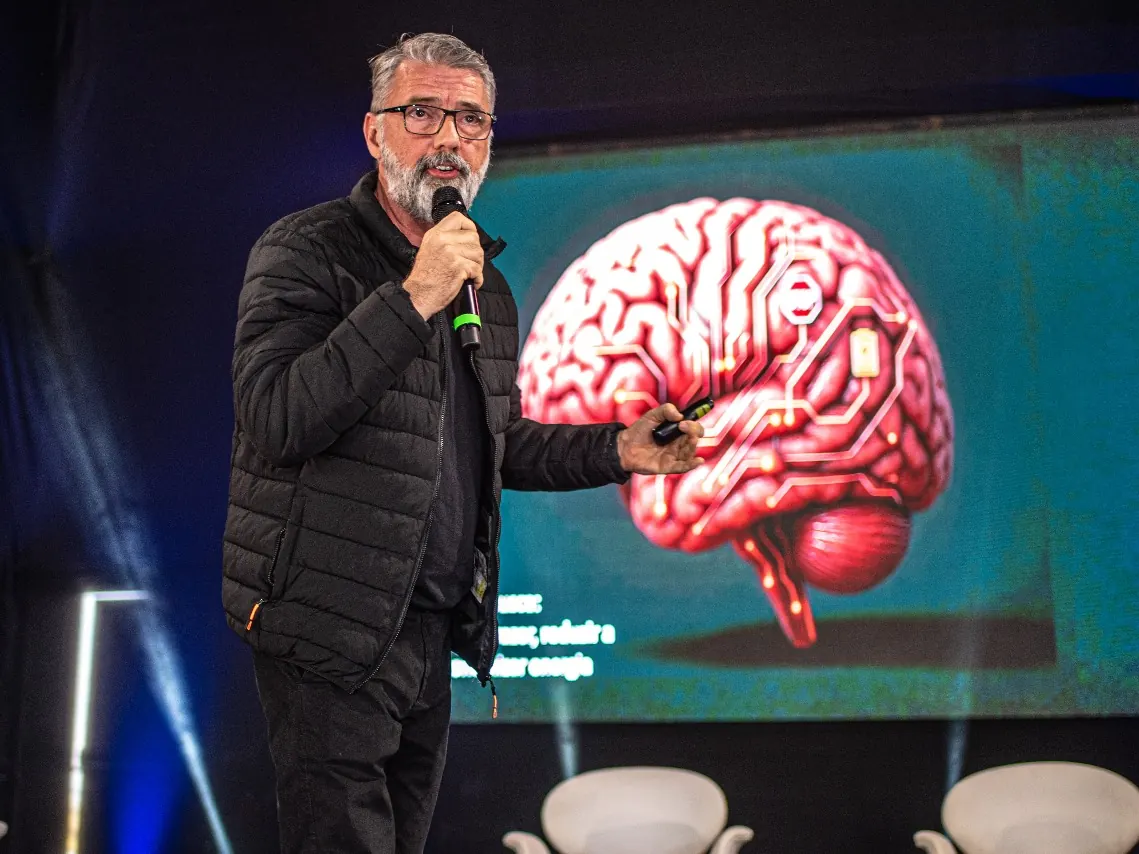 Alexandre Guzinski palestrando com microfone