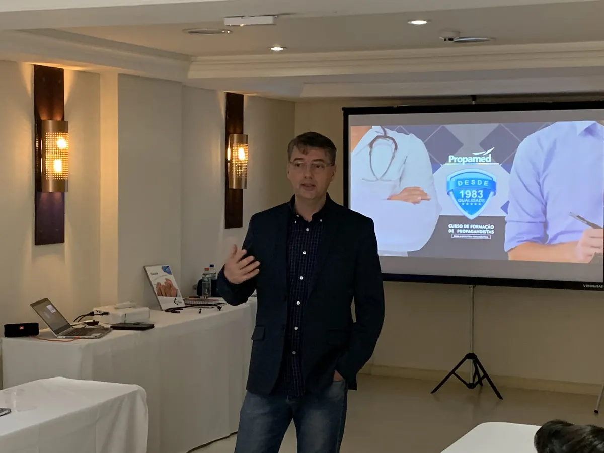 Alexandre Guzinski ministrando o Curso de Formação de Propagandistas da Propamed