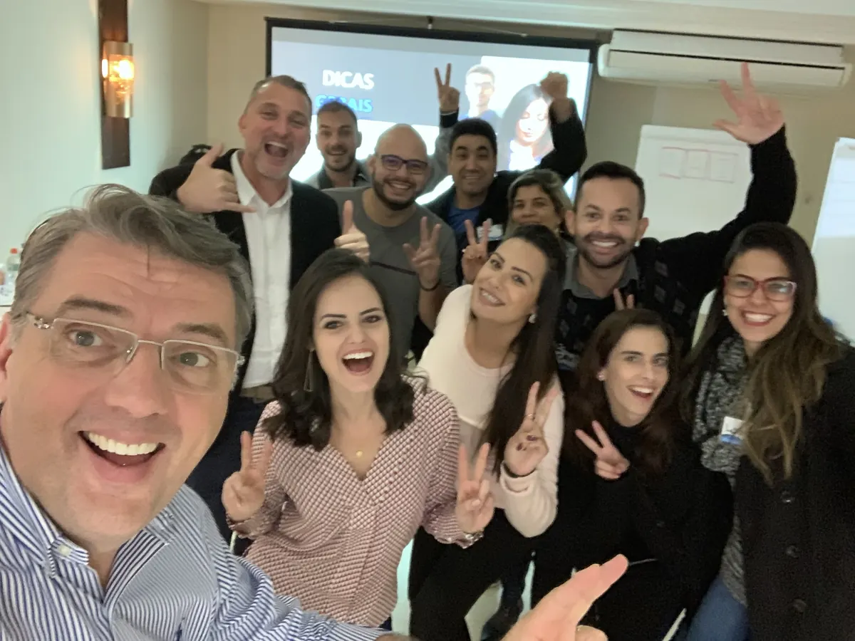 Selfie de Alexandre Guzinski com uma turma do curso