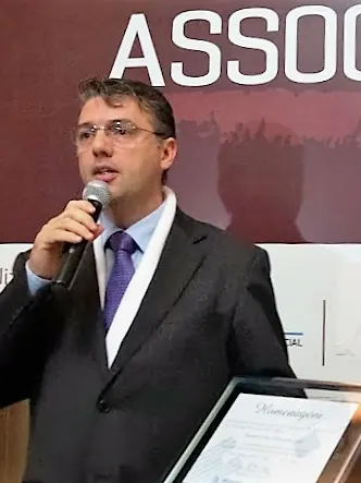 Alexandre Guzinski discursando ao receber uma homenagem