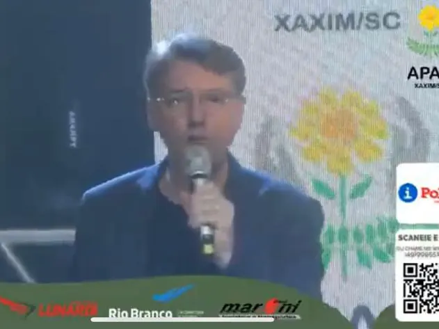 Alexandre Guzinski falando em evento beneficente da APAE de Xaxim
